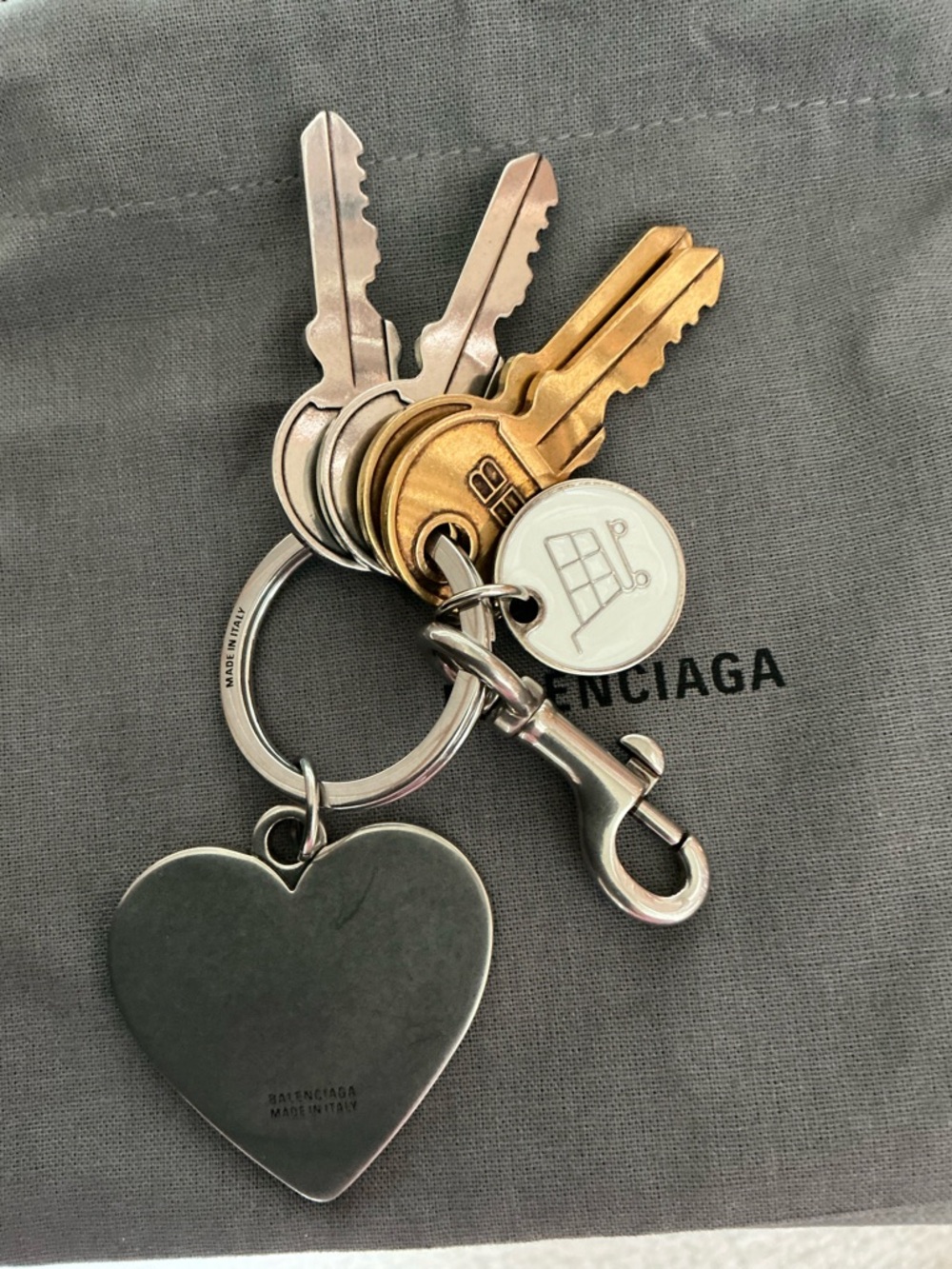 BEAUTIFUL BALENCIAGA HEART CAT EMBELLISHED KEYCHAIN KEYRING BAG CHARM - Picture 9 of 16